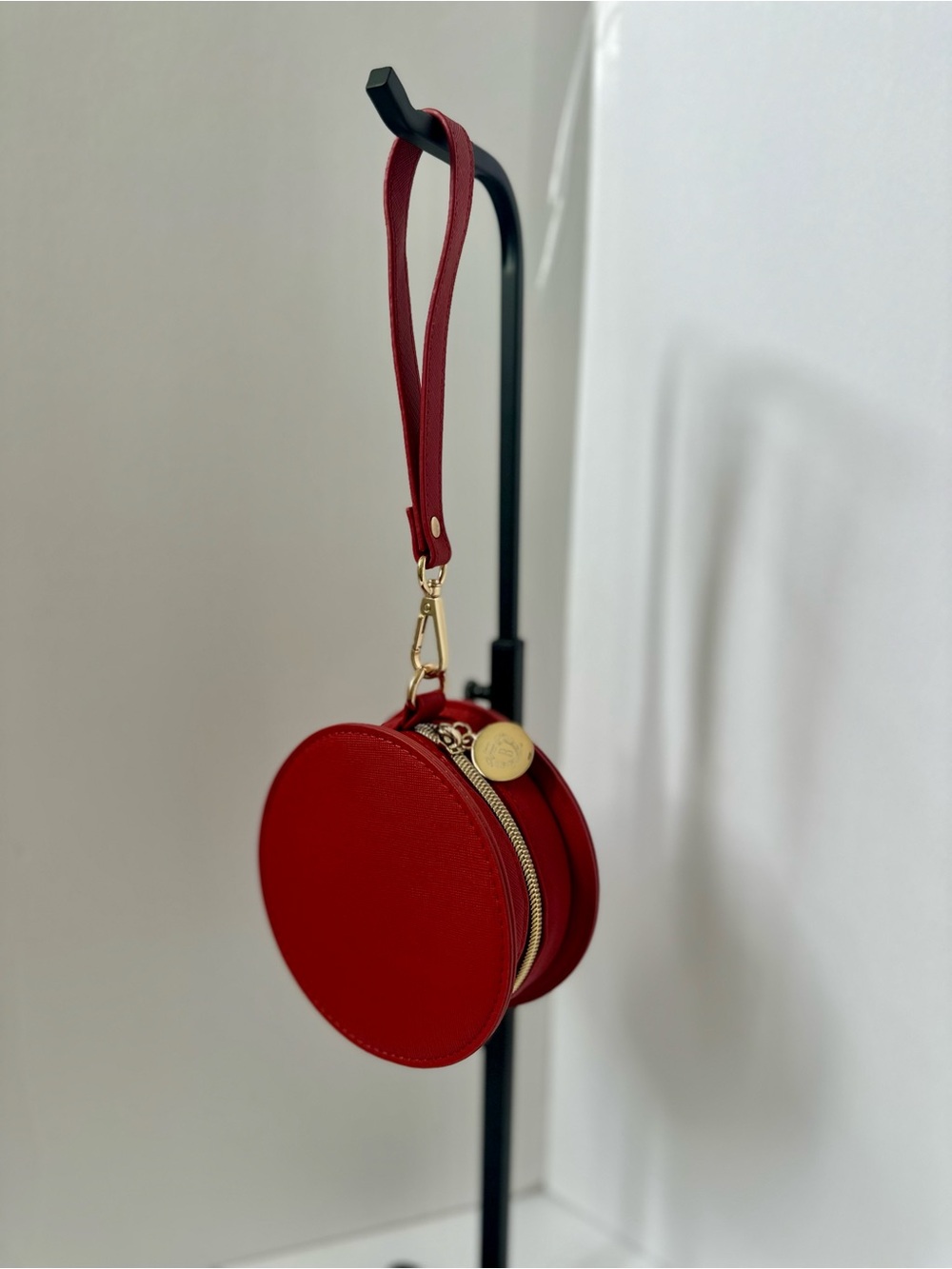 Bobbi Brown Wristlet Wallet Holiday Vacation Red w/Gold Hardware NWOT Circular - Picture 2 of 7